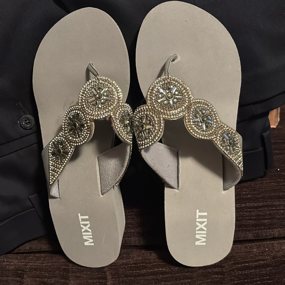 NWOT Mixit gray flip flops sz 8 New - Picture 1 of 4